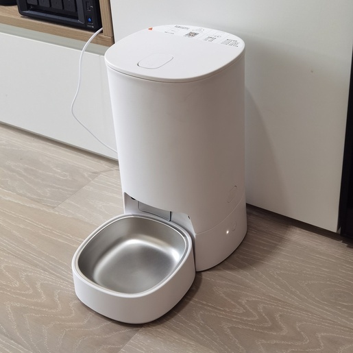 Hranilica za ljubimce Basic Bela