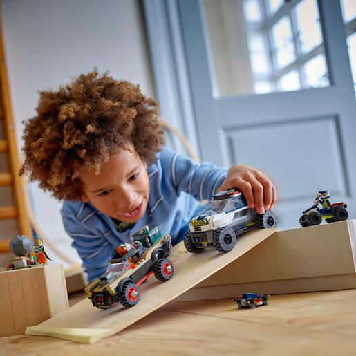 LEGO Terenska potera policijskim automobilom 60449