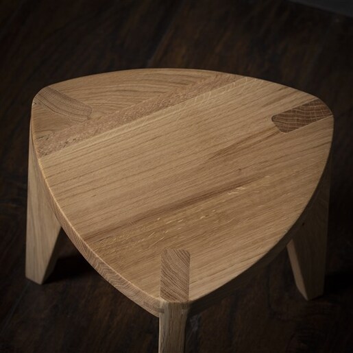 Meda furniture Drvena hoklica S Orah