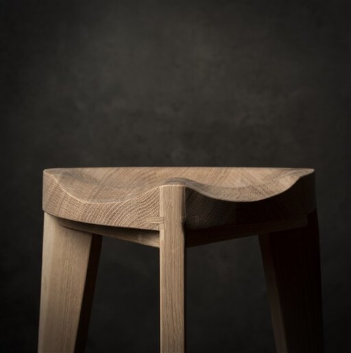 Meda furniture Drvena hoklica Hrast izdubljena M