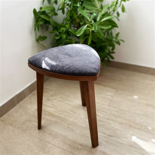 Meda furniture Yoru – orah hoklica sa tapaciranim sedištem