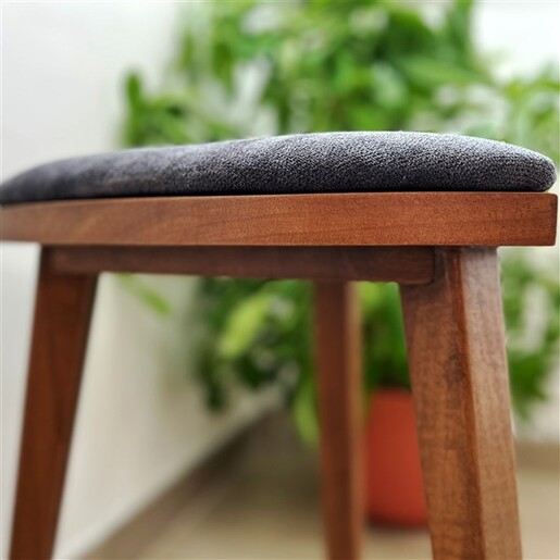 Meda furniture Yoru – orah hoklica sa tapaciranim sedištem