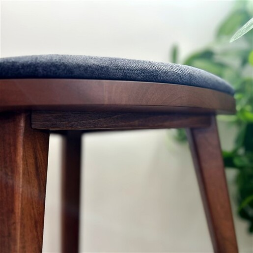 Meda furniture Yoru – orah hoklica sa tapaciranim sedištem