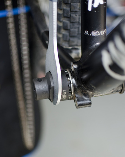 UNIOR Ključ za pogonski ležaj sa 8 zuba 1671.2/4 616069