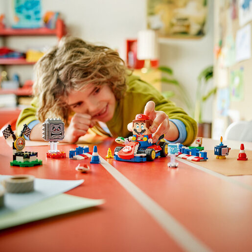 LEGO Mario Kart™: Interaktivni LEGO® Mario™ i standardni karting 72043