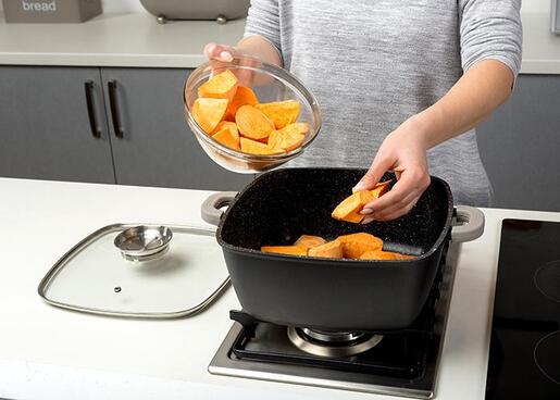 Nava pekač- šerpa sa poklopcem otvor za začine 24cm