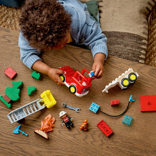 LEGO Vatrogasni kamion sa crevom i vatrogascem 10473