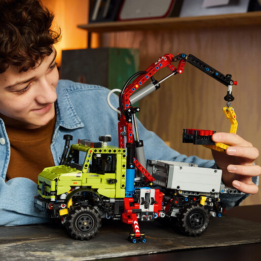 LEGO Mercedes-Benz Unimog U 5023 sa kranom 42242