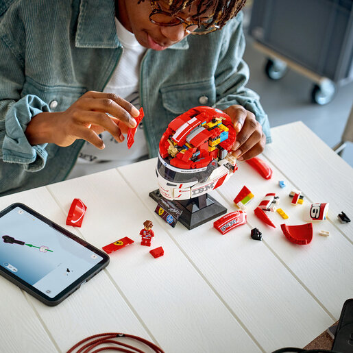 LEGO Scuderia Ferrari HP kaciga Charles Leclerc 43014