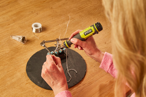 Kompaktna bežična lemilica USB Lithium™ 4V (2,0 Ah) - RYOBI RSI4-120G