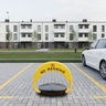 ModernHome Parking barijera sklopiva 40 cm zaobljena sa kljucem, daljinskomkontrolom i alarmom DNPL-002